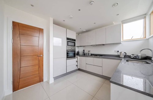 Wimbledon Apartment | Elegant One-Bed Penthouse with Terrace – Sleeps 4