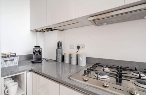 Wimbledon Apartment | Elegant One-Bed Penthouse with Terrace – Sleeps 4