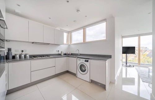 Wimbledon Apartment | Elegant One-Bed Penthouse with Terrace – Sleeps 4