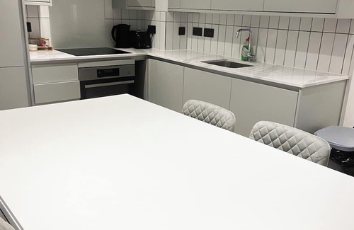 Bordesley Apartment | Central Birmingham Luxury 2 Bedroom Apartment with Fast WiFi and Games Table