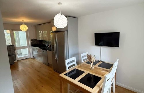 Woodberry Down Apartment | Spacious 3-Bedroom House w/Garden & 2 Parking