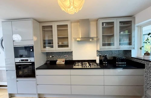 Woodberry Down Apartment | Spacious 3-Bedroom House w/Garden & 2 Parking