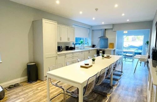 Gorleston-on-Sea House | Coral House - Exquisite 7 Bedroom Property