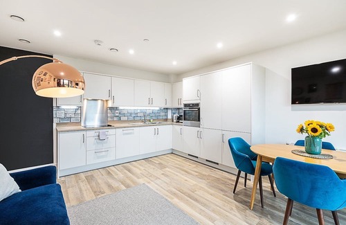 Thamesfield Apartment | Modern 2-Bed Apartment by the Thames