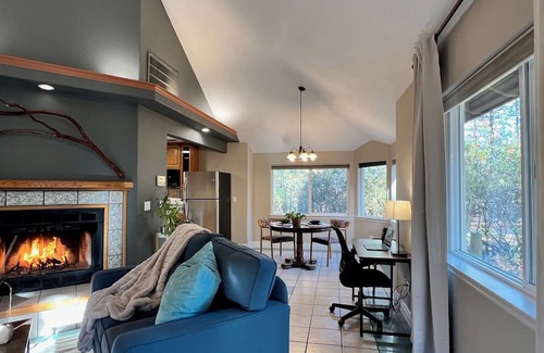 Auburn Cottage | 1 Bed/1 Bath Cottage King Bed Fireplace Yard Pets OK Quiet Private