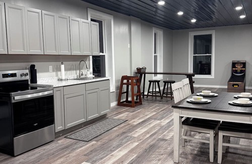 Kane Apartment | BRAND NEW, SPACIOUS, FUN - The Wolves Den on Fraley