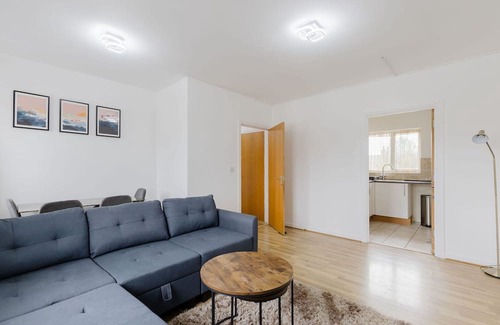 Custom House Apartment | GuestReady - Cozy Modern Retreat in London
