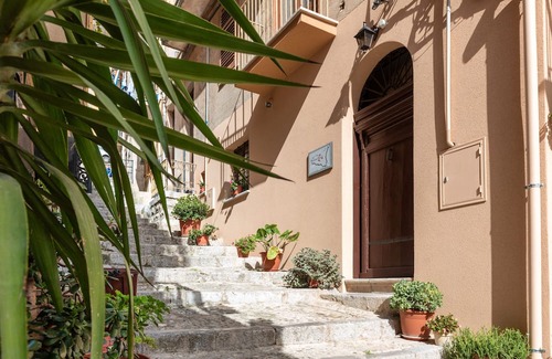 Caccamo Apartment | Deluxe Triple Room with Balcony, Wi-Fi and Air Conditioning