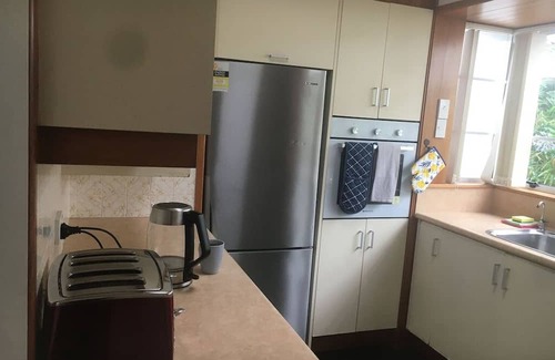 Torbay House | LARGE TORBAY HOME: Short walk to two beaches and Netflix