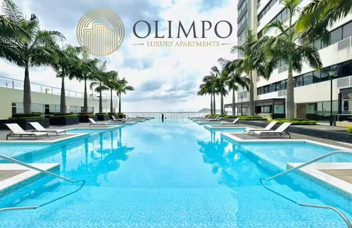 Guayaquil Apartment | Luxury apartment with view of the river and pool and work area