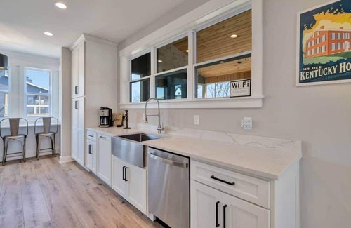 Clarkson House | Luxury Nolin Lake Private Retreat | Sleeps 14