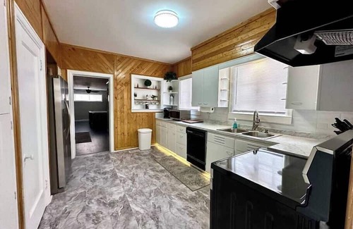 Stollings House | Spacious four-bedroom home