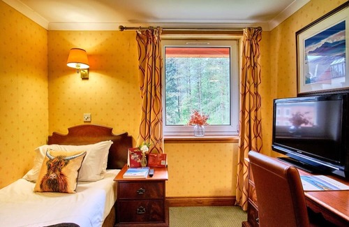 Tyndrum Hotel | Charming Stay Surrounded by Hills, Trails and Serene Garden Spaces
