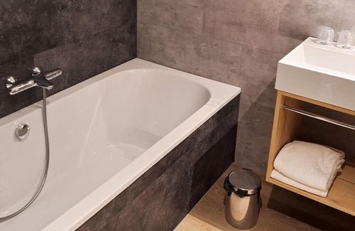 Doorwerth Hotel | Quiet Suite Perfect for Adventure and Historical Discoveries