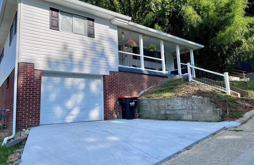 Coal Grove House | Modern Comfort Near KDMC: 3BR Home w/Workspace & Coffee Bar
