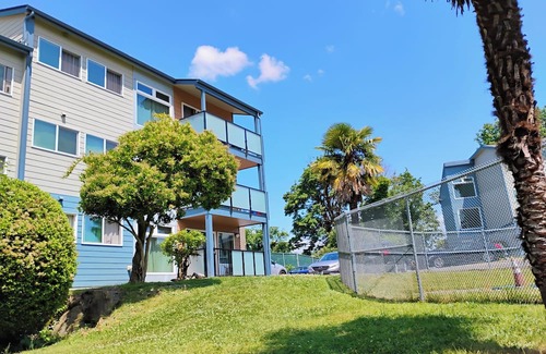 Tukwila Condo | 1 BR IN A 3 BR CONDO UNIT Drop your bag and walk to Southcenter Shopping mall
