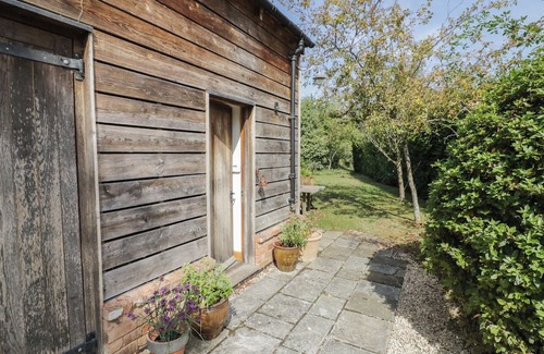 Stratford-upon-Avon Cottage | THE SHED, romantic, with a garden in Tiddington