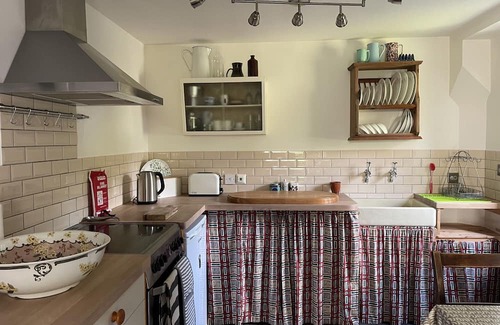Stratford-upon-Avon Cottage | THE SHED, romantic, with a garden in Tiddington