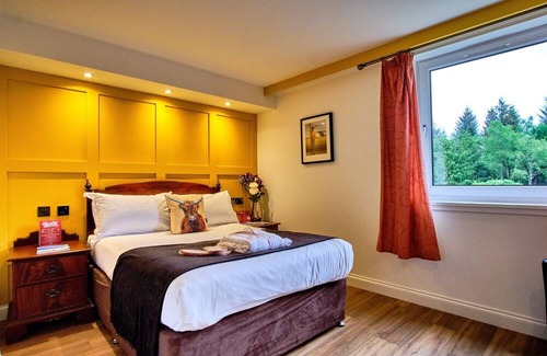 Tyndrum Hotel | Peaceful Highland Escape with Garden Views and Mountain Backdrop