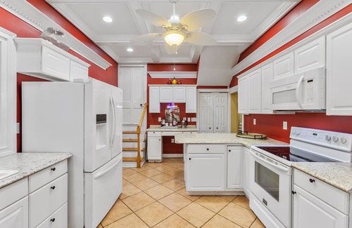 Nicholasville House | Saltwater pool, hot tub, and trampoline ! 4 beds! Baby crib!