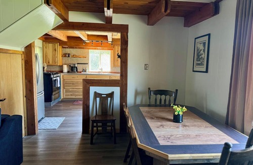 Salmon Cabin | Scenic Cabin Escape- Steps to Goldbug Trailhead