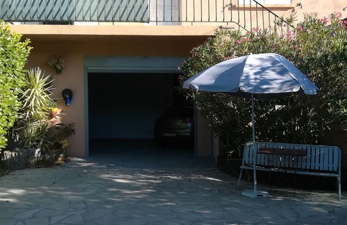 Meyrargues Apartment | Apartment with garden and garage MEYRARGUES. Stays of up to 7 days.