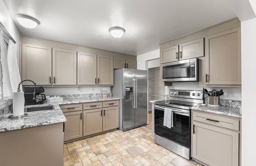 Castle Rock House | Group Friendly Castle Rock Retreat | Sleeps 12 | Games, BBQ & Patio