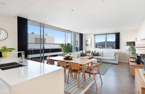 Wollongong Apartment | Burelli Beauty – stylish, central apartment near beach, surfing, national parks, family activities
