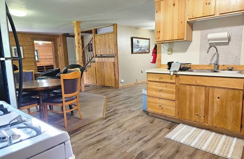 Kenny Lake Cabin | Spruce House: 8 Bedroom Family Cabin