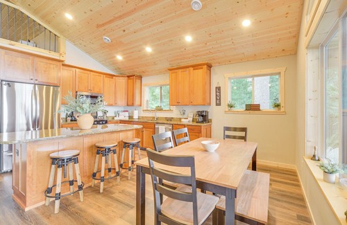 Siren Cabin | Boat Dock, BBQ & Fireside Fun: Clam Lake Cabin