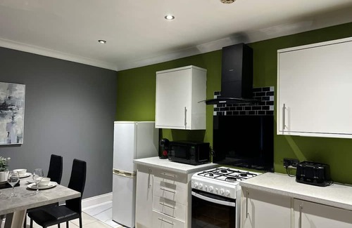 Liberton Apartment | 2BD | Ocean Terminal | Tram to Airport | Sleeps 4