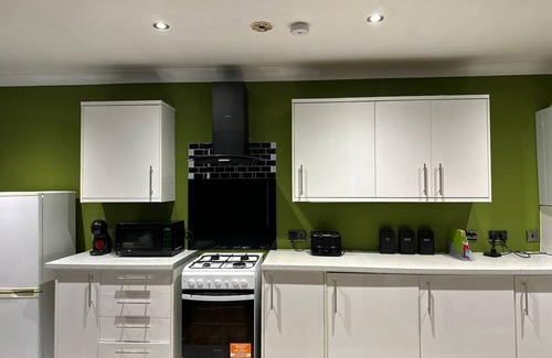 Liberton Apartment | 2BD | Ocean Terminal | Tram to Airport | Sleeps 4