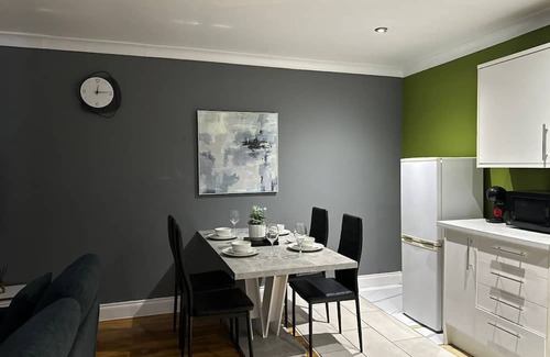 Liberton Apartment | 2BD | Ocean Terminal | Tram to Airport | Sleeps 4