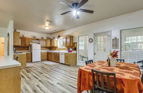 Hillister House | Relax By the Lake: Quiet East Texas Retreat
