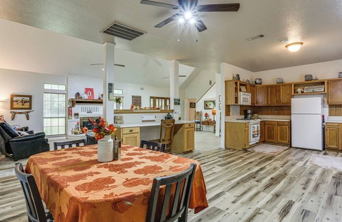Hillister House | Relax By the Lake: Quiet East Texas Retreat