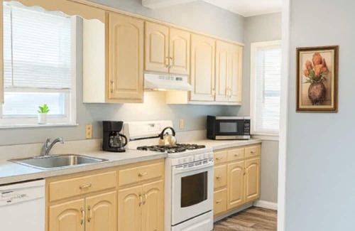 Ampere House | Colonial Retreat near NYC, Seton Hall & Metlife