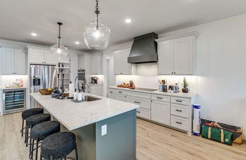 Gun Barrel City House | Dock & Hot Tub! High-End Cedar Creek Lake Retreat