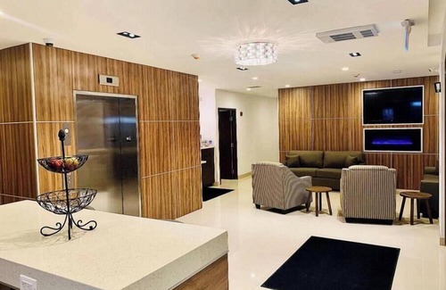 Northeast Mississauga Apartment | Hotel Chandni Victoria - King Room Disability Access