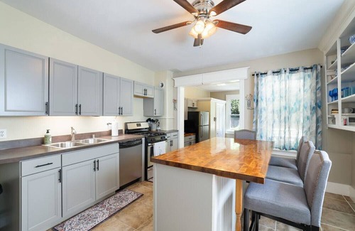 Ashfield Apartment | Spacious Broadway Home/Downtown Western Modern Charm with parking