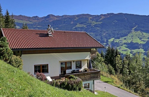 Zellberg House | Holiday Home 'Zillertalblick' with Mountain View, Private Terrace and Wi-Fi