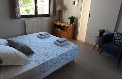 Bourg-Saint-Andeol House | Guesthouse 'Chambre Côté Vignes' with shared pool, communal garden and Wi-Fi