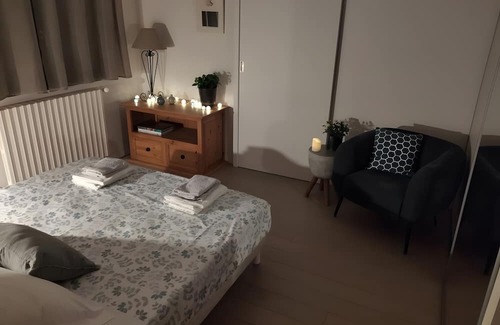 Bourg-Saint-Andeol House | Guesthouse 'Chambre Côté Vignes' with shared pool, communal garden and Wi-Fi