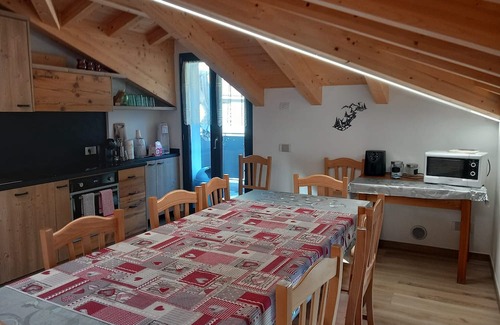 Grosio House | Holiday Home 'Sam Fiamet' with Mountain View, Shared Garden and Wi-Fi