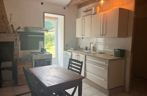 Saint-Germain-dEsteuil House | Holiday Home 'D'Amélie' with Shared Terrace, Shared Garden and Wi-Fi
