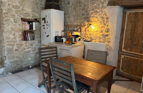 Saint-Germain-dEsteuil House | Holiday Home 'D'Amélie' with Shared Terrace, Shared Garden and Wi-Fi
