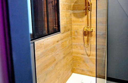 Bourgoin-Jallieu Apartment | Évasion Safari luxe, Private XXL Spa, Cinema screen, Waterfall, Sleeps 4