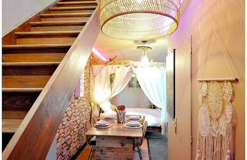Bourgoin-Jallieu Apartment | Évasion Safari luxe, Private XXL Spa, Cinema screen, Waterfall, Sleeps 4