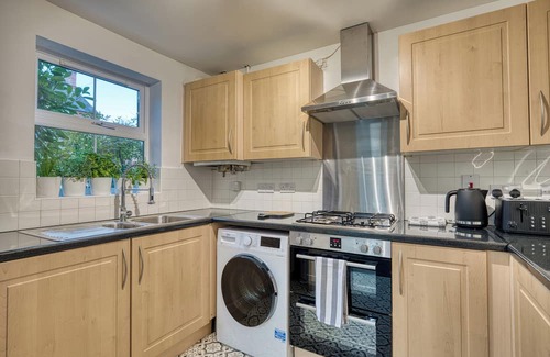 Market Harborough House | Comfort Lettings - Comfy 4bedroom/8 Beds & 2 Free Parking,Garden,Family Friendly