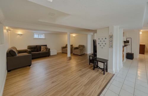 Saanich East Bed & Breakfast | Melrose Place Poolside Hideaway Basement Suite Sleeps 6+