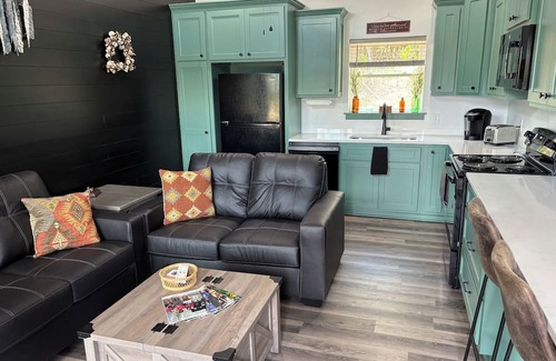 Clarksville Cabin | King Cullen Cabin - Brand New In Charming Clarksville, Arkansas